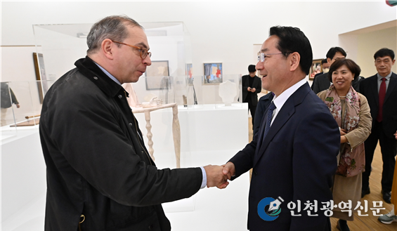 유정복 인천광역시장이 14일(현지시간) 프랑스 파리 퐁피두 센터에서 로랑 르본(LAURENT LEBON) 관장을 만나고 있다.