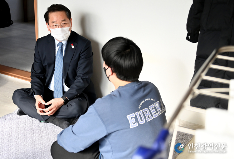 유정복 인천광역시장이 19일 설 명절맞이 민생현장 방문으로 중구 중증장애인 가구를 방문해 격려하고 있다.