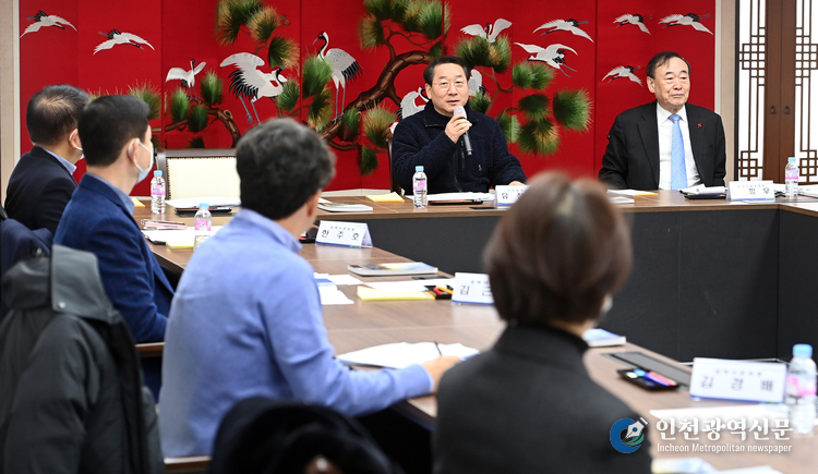 유정복 인천광역시장이 27일 시청 장미홀에서 열린 '2023년 제1차 정책자문회의'에서 인사말을 하고 있다.