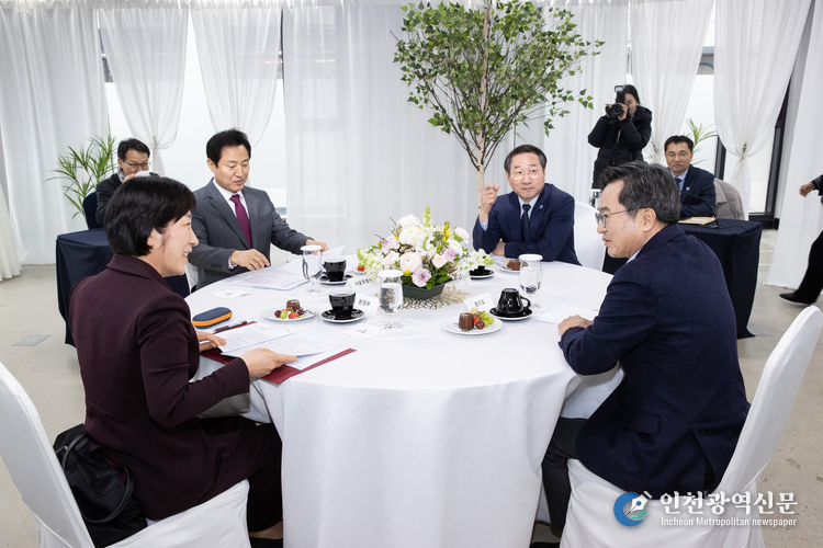 환경부와 3개 시‧도는 생활폐기물의 직접매립 금지에 대비 수도 권매립지 매립량을 획기적으로 줄이기 위해 폐기물 발생 감량, 재활용 확대 등의 정책을 적극 이행하는데 인식을 같이했다. 또 충분한 처리용량의 소각시설을 적기에 확충하는데 총력을 다하고, 환경부는 시설의 조기 확충을 위해 적극적으로 행정‧재정 지원을 하기로 했다. 사진은 환경부, 경기도, 서울시, 인천시가 모인 4자 회담 장면.