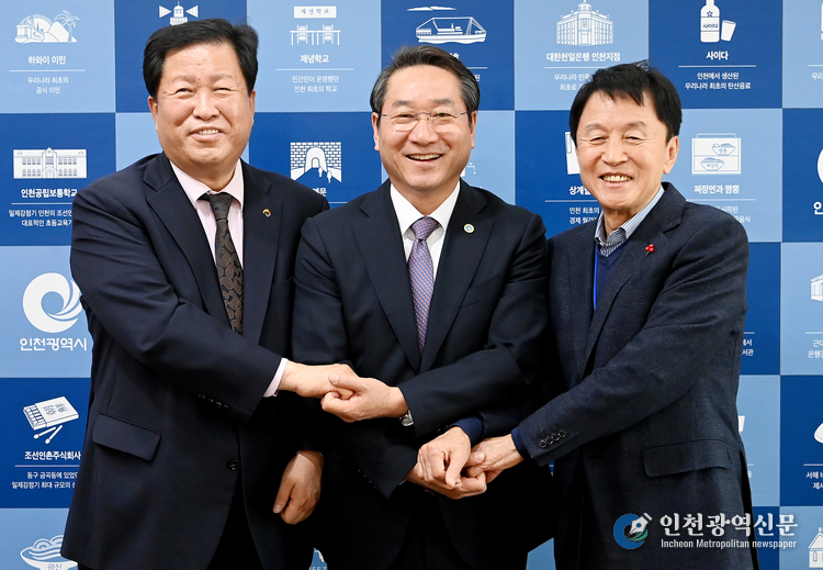 유정복 인천광역시장이 23일 시청 접견실에서 열린 '광역버스 준공영제 시행 노사정 간담회'에서 신재호 버스운송사업조합장(왼쪽), 김성태 전국자동차노동조합연맹 인천지역본부 위원장(오른쪽)과 간담회를 마친 뒤 기념촬영을 하고 있다.