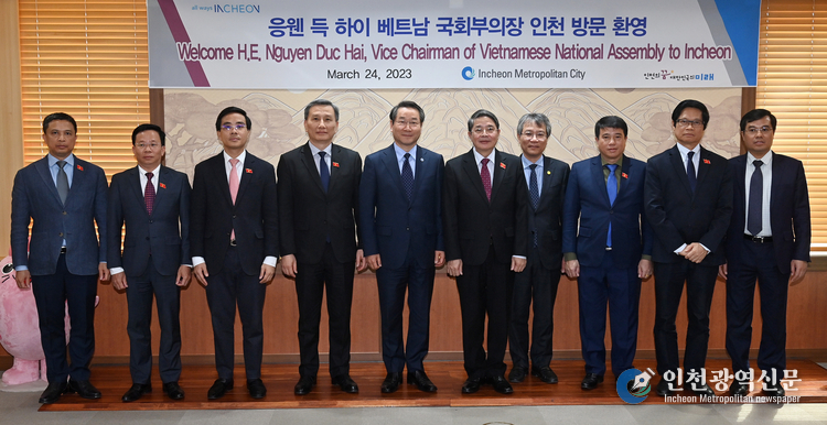유정복 인천광역시장이 24일 시청 대접견실에서 베트남 응웬 득 하이 국회부의장 접견하고 참석자들과 기념촬영을 하고 있다.