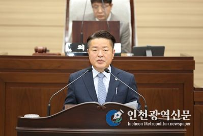 인천서구의회 김남원 의원이 대표 발의한 결의문을 낭독하며 2026년 7월, 검단구의 정상적인 출범을 위하여 정부와 인천시에 책임 있는 행정력 발휘를 주문했다.