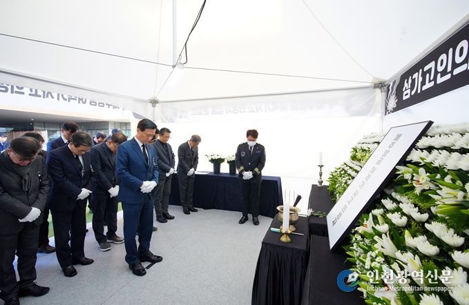 서울 성북구가 구청 앞 잔디마당에 설치한 합동분향소에서 이승로 성북구청장(맨 앞, 가운데)과 구 간부 전원이 ‘12·29 제주항공 여객기 참사’ 희생자의 명복을 빌고 있다.