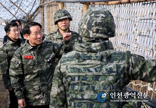 유정복 인천광역시장 1일 강화도 해병대 2사단 5여단을 방문해 접경지역 철책 도보순찰을 하며 안보상황을 점검하고 있다.