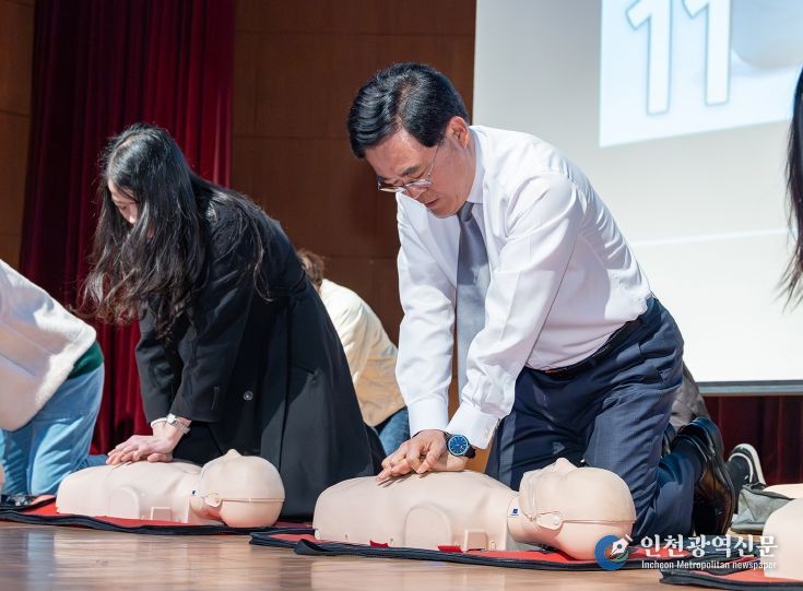 진교훈 서울 강서구청장(오른쪽)이 강서구민회관에서 민간 어린이집 보육교사를 대상으로 진행된 안전교육 현장을 찾아 영유아 심폐소생술을 해보고 있다.