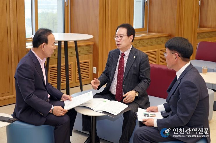 송인헌 괴산군수(오른쪽)가 14일 국회를 방문해 박덕흠 의원(왼쪽)에게 지역 핵심 현안사업에 대해 설명하고 있다.