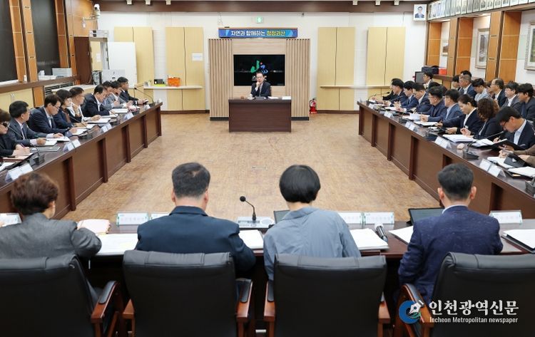 확대간부회의서 안전관리 및 영농지원 대책 강화를 주문하는 송인헌 괴산군수