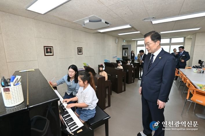 경북교육청, 포항 거점형 늘봄센터 방문해 학부모들과 현장 소통협의회 가져!(수업을 참관하고 있는 임종식 교육감)