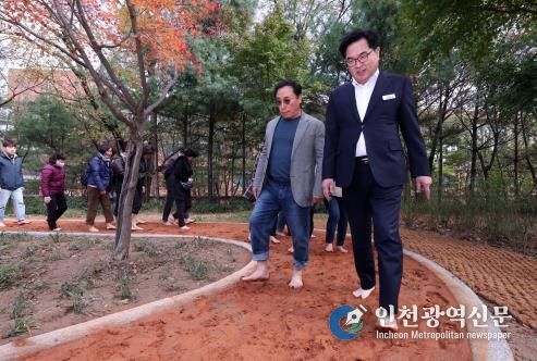 박일하 동작구청장이 2023년 11월 대방공원 황톳길 개장식에서 주민들과 함께 걷고 있다.