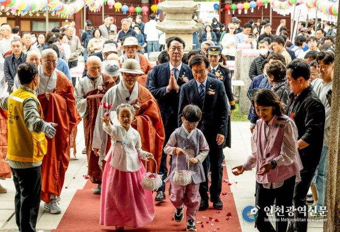 정명근 화성특례시장이 6일 용주사에서 봉축법요식에 참석하고 있다