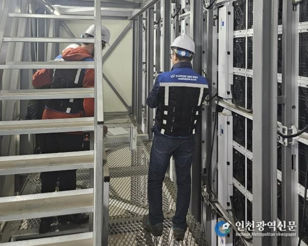 지난해 마포구 합동점검반의 옥외광고물 안전점검 모습