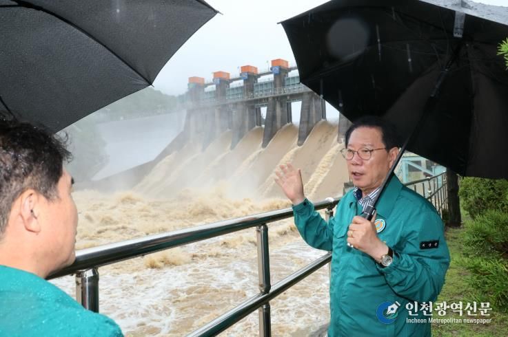 송인헌 괴산군수가 집중호우에 괴산댐을 찾아 현장을 점검하고 있다.