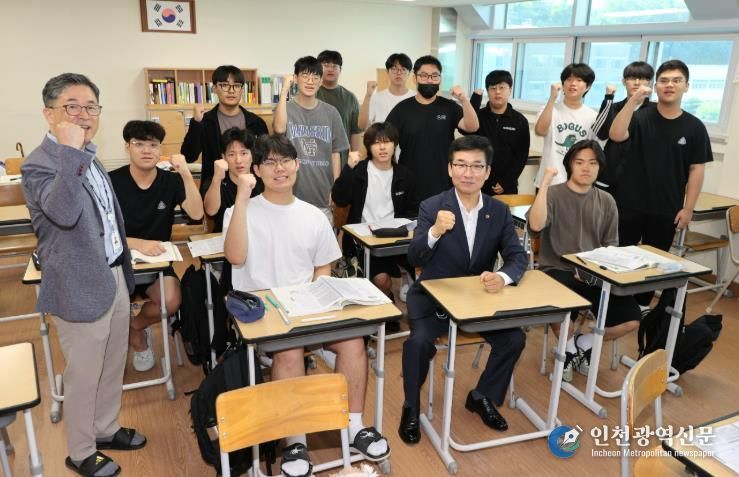 윤건영 충북교육감, 자신의 꿈을 위해 막바지 비지땀을 흘리고 있는 학생 격려