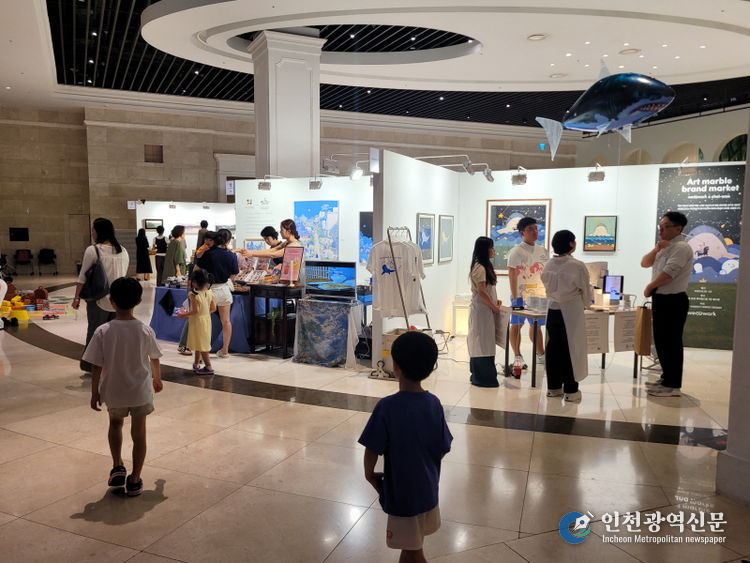 (사진_ 2025년 6월 20일~22일 서울 잠실 롯데월드몰에서 책읽는미술관이 참여한 '아트마블 브랜마켓'이 진행되고 있다./ ㈜책읽는미술관 제공)