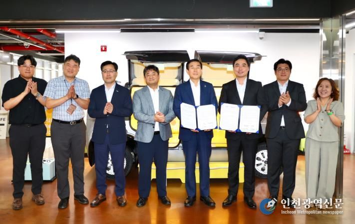 충주시-오토노머스에이투지 자율주행 테스트카 기부 협약(오른쪽에서 세번째부터 한지형 오토노머스 A2Z대표, 조길형 시장)