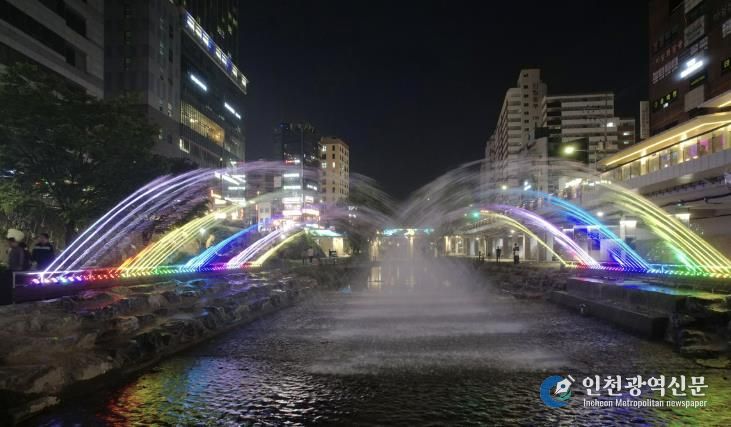 야간에는 별빛내린천 수변테라스 인근 화려한 조명이 있는 터널분수를 볼 수 있다
