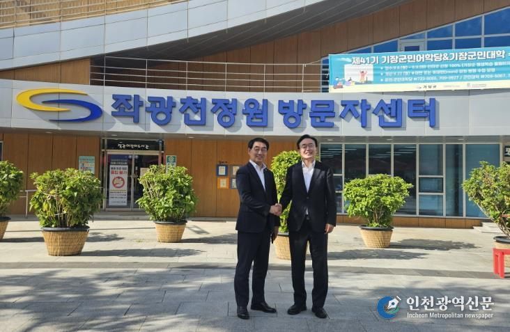 좌광천 지방정원에서 윤병태 나주시장(우측)과 이동성 기장군부군수(좌측)가 기념촬영을 하고 있다