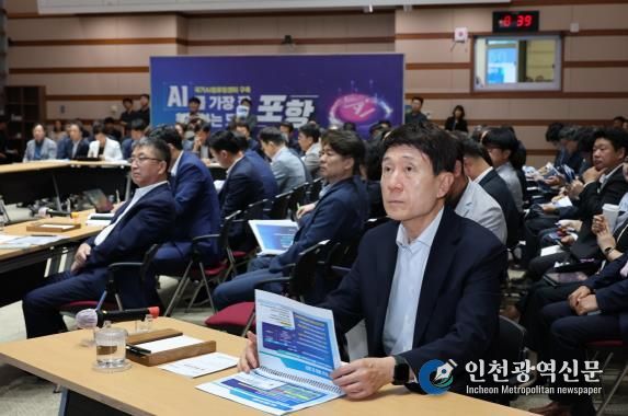 이강덕 포항시장은 12일 시청 대회의실에서 9월 확대간부회의를 주재하며 지역 경제를 활성화하기 위한 현안업무 추진에 총력을 다해줄 것을 강조했다.