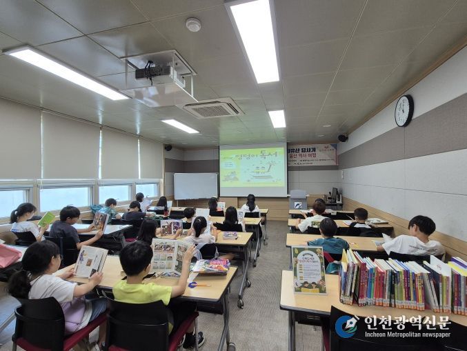 울산 남구 신복도서관에서는 9월 독서의 달을 맞아 13일 2층 시청각실에서 초등학생 20명을 대상으로 운영한 ‘엉덩이 독서 챌린지’를 성황리에 개최했다.