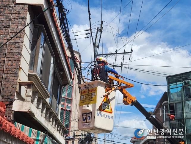 합동점검반이 공중선 안전점검을 실시하고 있는 모습.