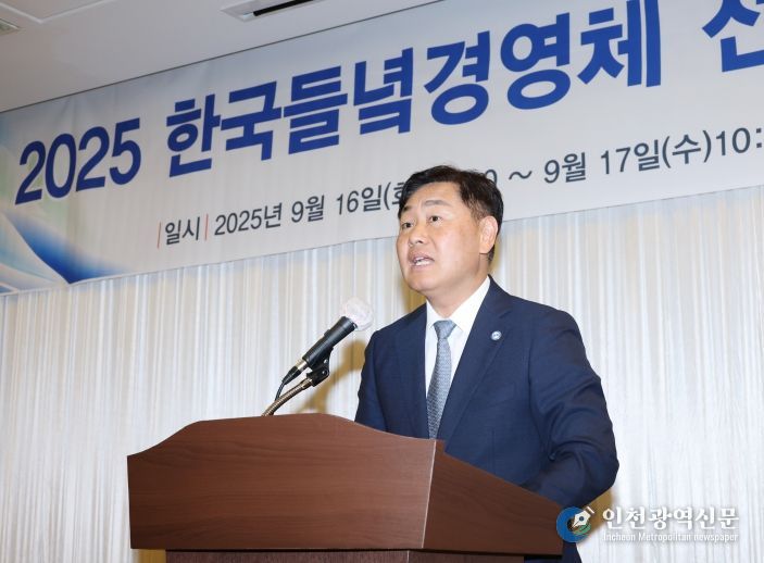 16일(화) 군산 베스트웨스턴 호텔에서 열린 한국들녘경영체 전북특별자치도 워크숍에 김관영 전북특별자치도지사를 비롯한 이길로 회장 및 회원들이 참석한 가운데 전북 농업의 지속가능한 발전 방안을 모색하는 자리를 가지고 있다.