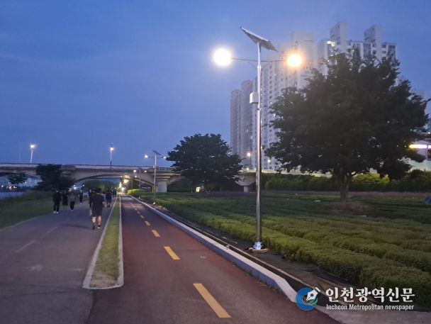 남구 여천천·태화강 산책로 안심가로등 플러스 지원사업 최종 선정(태화강 산책로 태양광 가로등 야간 점등사진)