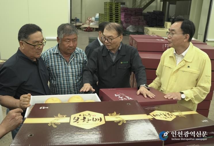 윤병태 나주시장(오른쪽)이 지난 17일 봉황농협 산지유통센터를 방문해 선과 작업 현장을 점검하고 관계자들의 노고를 격려했다.