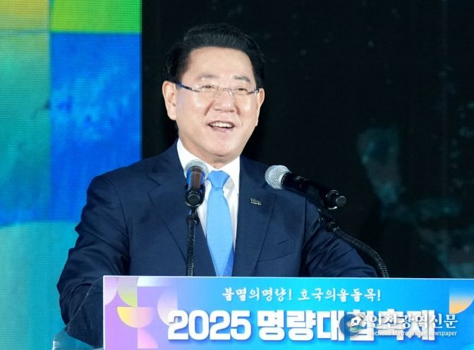 김영록 전라남도지사가 19일 해남 우수영관광지에서 열린 ‘2025 명량대첩축제 개막식’에 참석, 승전 장궤를 낭독하고 있다.