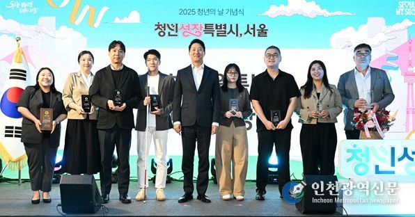 오세훈 서울시장이 20일(토) ‘AP AGAIN(성수일로4길 12)’에서 열린 ‘2025 서울 청년의 날 기념식’에서 ‘서울특별시 청년상’ 수상자와 기념 촬영하고 있다.