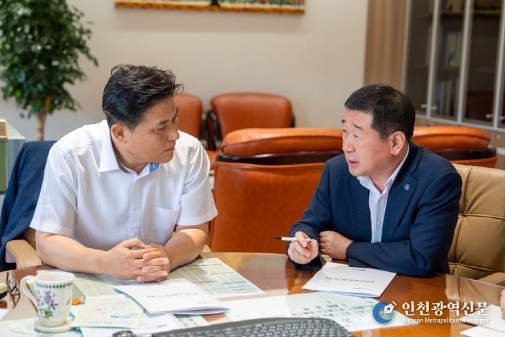 증평군 한국 수자원공사 방문(문숙주 수자원공사 수도부문장과 이야기나누는 이재영군수)