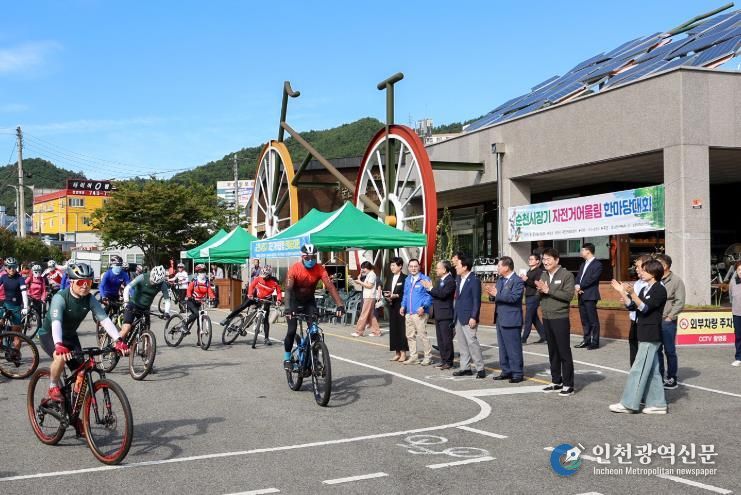 순천시장기 자전거 어울림 한마당대회에서 선수들이 힘차게 출발하고 있다.