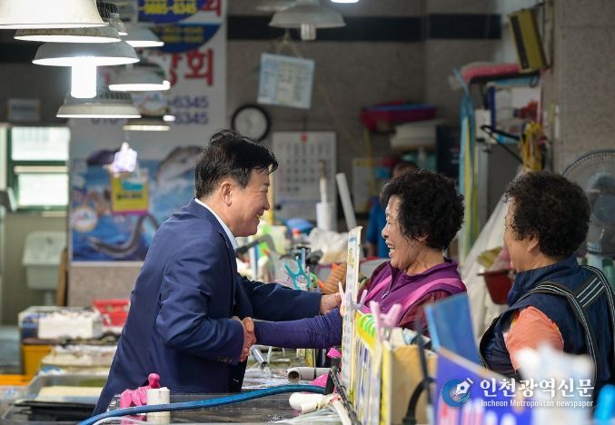 정기명 여수시장이 지난 22일 추석 명절을 앞두고 관내 전통시장을 찾아 민생회복 소비쿠폰 조기 사용을 독려하고 소상공인을 격려했다.