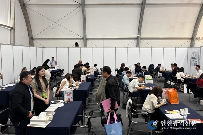 2025제천국제한방천연물산업엑스포 산업관 수출상담 열기 후끈