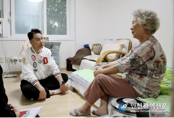 오언석 도봉구청장이 지난 9월 24일 지역 내 소외이웃을 찾아 추석 명절 인사를 전했다