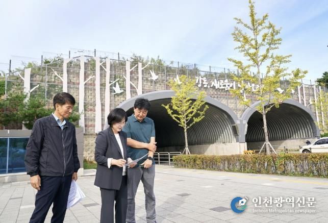 이수희 강동구청장(가운데)이 9월 23일 강일생태육교 현장을 점검하고 있다