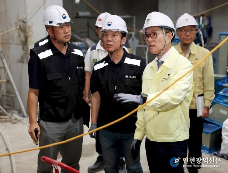 정원오 성동구청장과 김영훈 고용노동부 장관이 성동구의 건설 현장을 합동점검 중인 모습