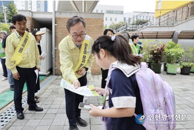 유성훈 금천구청장이 지난 25일 금나래초등학교 앞에서 유괴 예방 안전 수칙을 홍보하고 있다