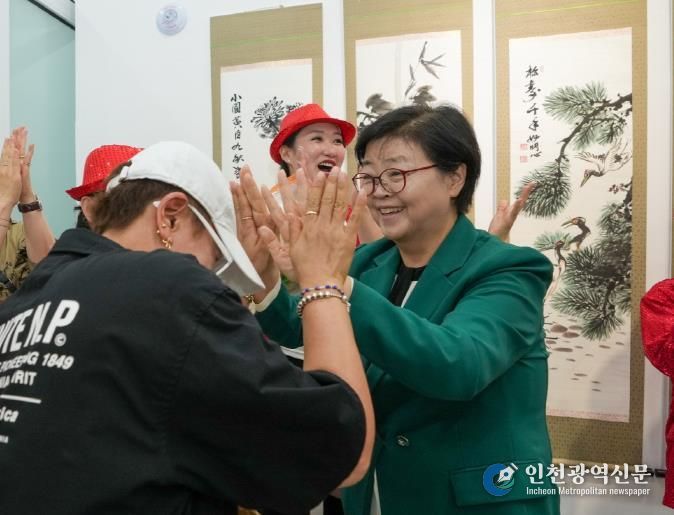 이순희 강북구청장이 24일 자치회관 프로그램 발표‧전시회를 찾아 주민들을 격려하고 있다.