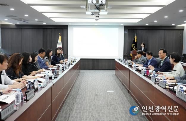 이승로 성북구청장(오른쪽 두 번째)과 관계자들이 아동친화도시 4개년 전략 연구용역 최종 보고회를 진행하고 있다