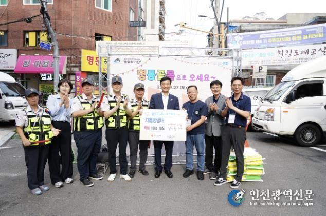 이승로 성북구청장(오른쪽 네 번째)과 자율방범대원들이 기념촬영을 하고 있다