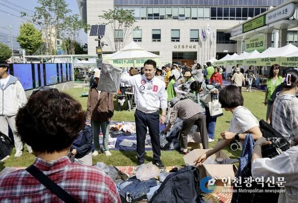 오언석 도봉구청장이 지난 9월 26일 열린 ‘같이가치 페스타’에서 지역 내 자활기업 생산품을 들어 보이고 있다