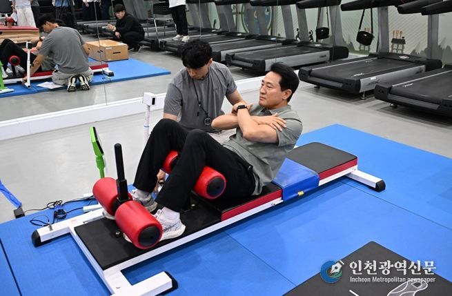 오세훈 서울시장이 1일 오후 서울시청 체력단련실에서 ‘더 건강한 서울 9988’의 주요사업인 ‘체력인증센터’ 운영을 앞두고 체력측정 장비를 점검하고 ‘교차 윗몸일으키기’를 시범 측정하고 있다