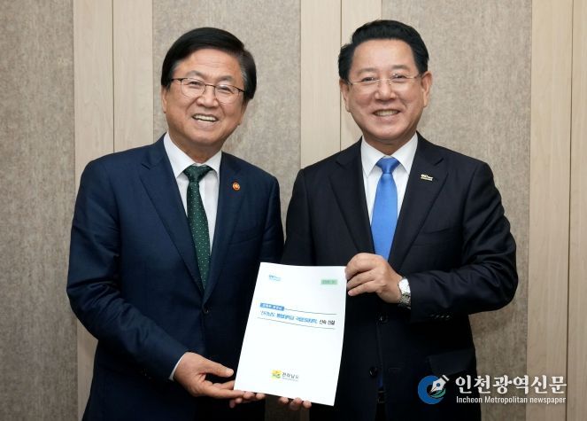 (최교진 교육부 장관 면담)김영록 전라남도지사가 1일 세종에서 최교진 교육부 장관과 면담을 갖고 전라남도 통합대학교 국립의대 신속 신설 등 전남도 핵심사업 해결을 위한 걸의 및 협조를 요청하고 있다.