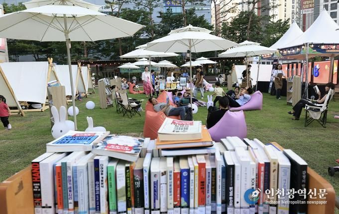 도봉구청 광장에 책들이 전시돼 있다. 사진은 지난 5월 운영된 야외도서관 전경
