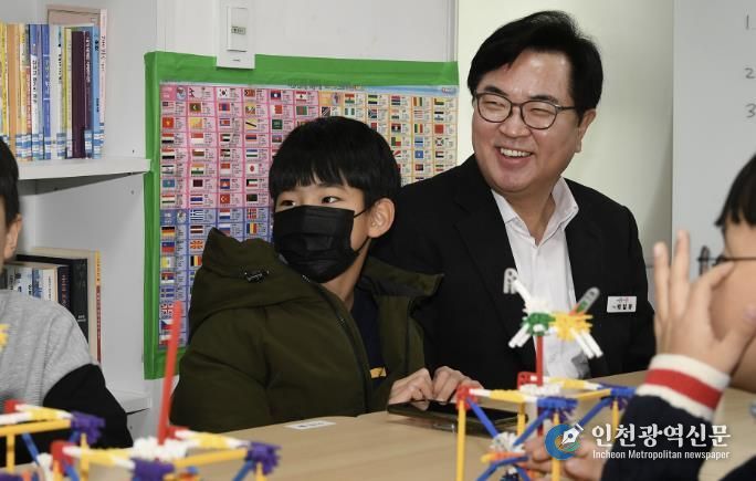 박일하 동작구청장이 지난해 12월 서울 동작구 사당3동 우리동네키움센터에서 ‘AI 로봇 발명 메이커 대회’ 수상 아동들과 대화를 나누고 있다.