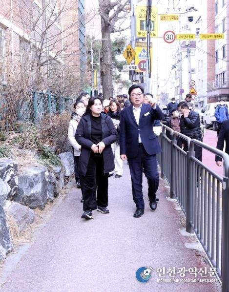 박일하 동작구청장이 지난해 2월 서울 동작구 대방동 대림초등학교 통학로 안전을 점검하고 있다.