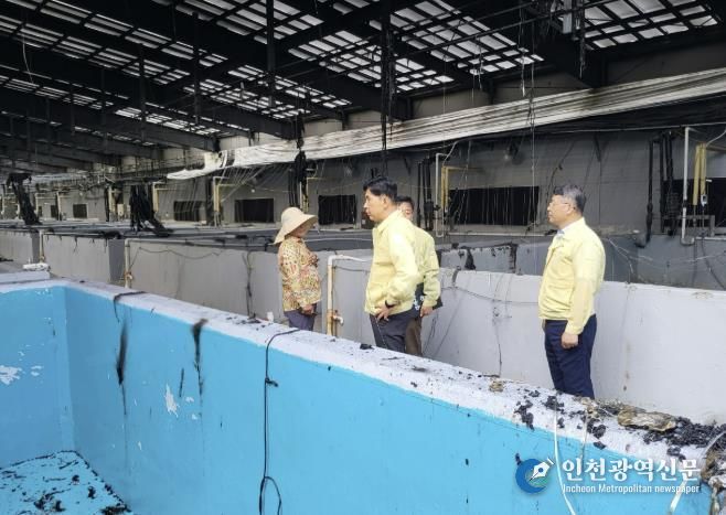 보성군 꼬막 등 종묘배양장 화재, 인명 피해 없이 진화 완료_김철우 보성군수가 현장에서 피해 상황을 점검하고 있다.