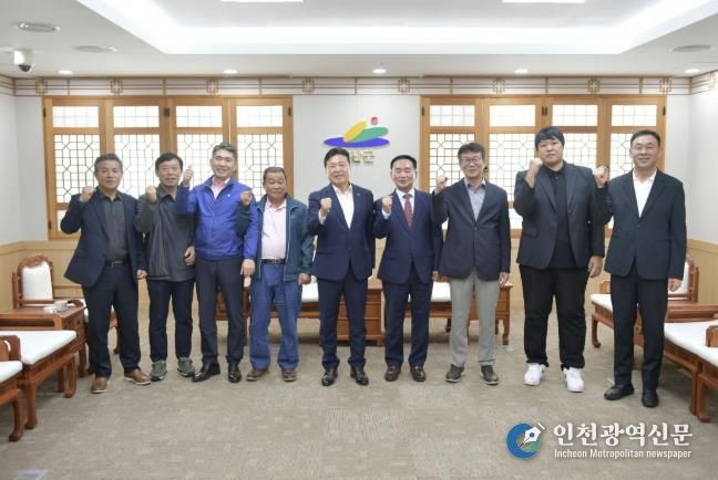 (사)예산군축산단체연합회, 2025년 임원진 내방 인사 기념촬영
