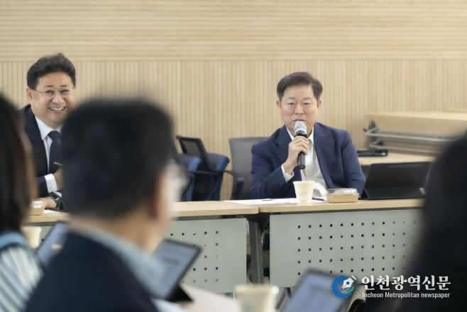 박승원 광명시장이 지난 15일 열린 광명시 평생학습원에서 개최한 '데이터와 사례로 보는 공공재정의 지역자산화 가능성'을 주제로 한 정책연구회에 참석해 발언하고 있다.